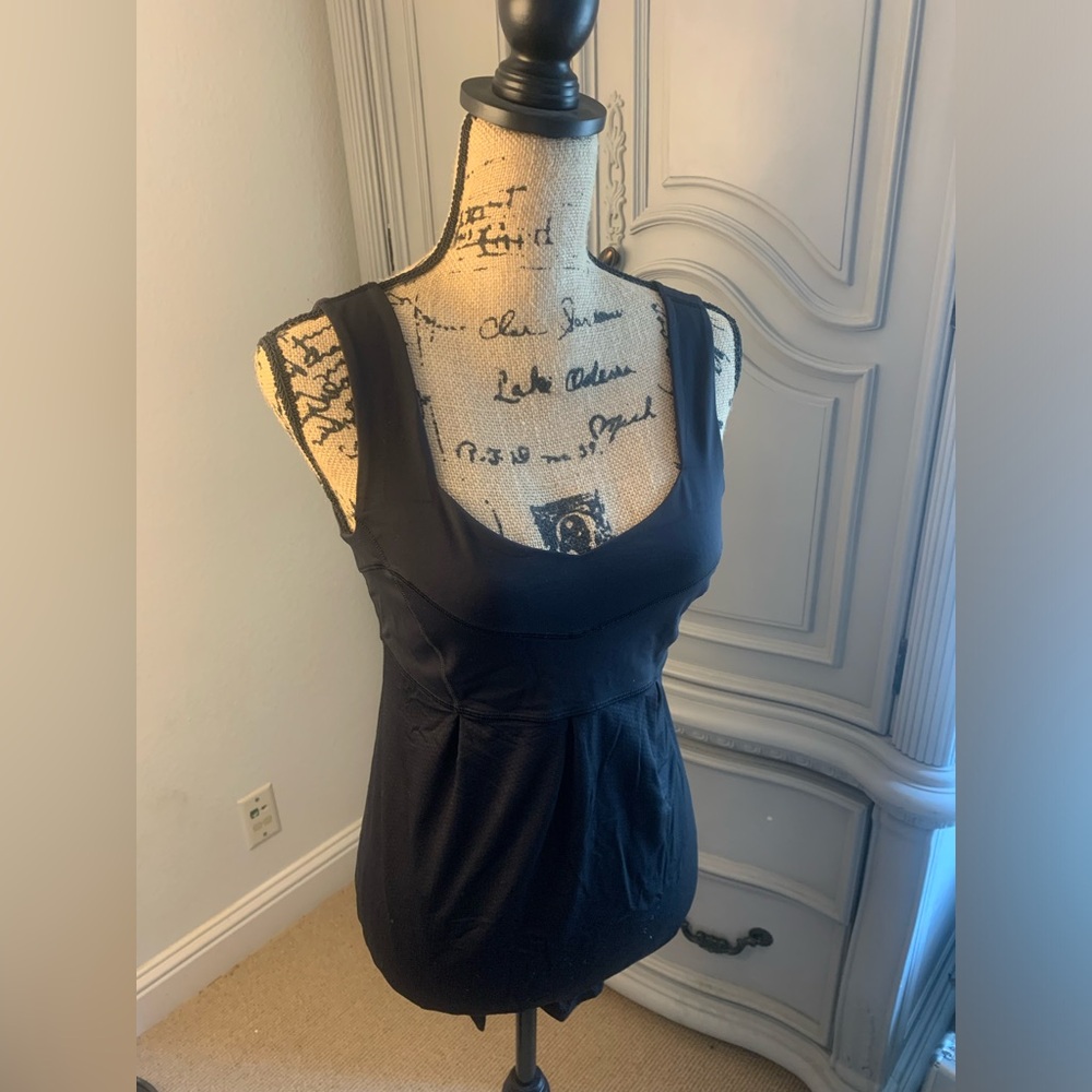 SALE!! EVERYTHING MUST GO!! Simple and Stylish Lululemon exercise top!